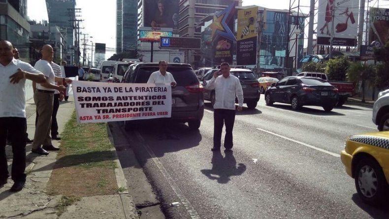 Taxistas cierran varios puntos de la Capital en protesta contra Uber