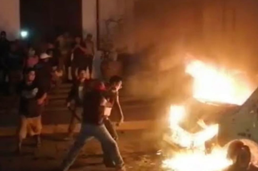 Queman a dos hombres en una aldea de Guatemala