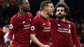 Liverpool sufre para imponerse 2-1 al Fulham pero recupera el liderato