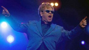 Elton John ofrece velada íntima en su primera presentación en Paraguay