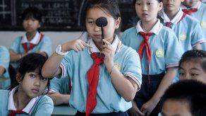 Provincia de China prohíbe tareas escolares en apps móviles