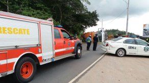 Camión se vuelca sobre un vehículo en Chapala y deja una víctima fatal