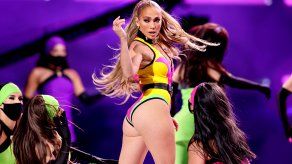 Jennifer Lopez y Ben Affleck exhiben su amor en plena jornada festiva