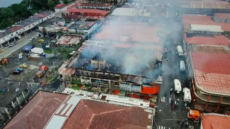 Coordinan asistencia humanitaria para 15 familias damnificadas por incendio en Colón