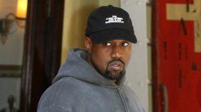 Kanye West se quita su alianza de boda