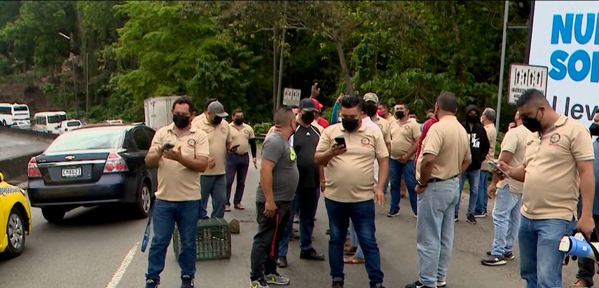 Los transportistas realizaron cierran calles el viernes ante la nueva alza en el precio del combustible.