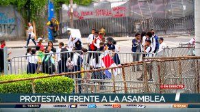 Estudiantes del Instituto Nacional protestan en la Plaza 5 de Mayo