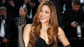 Shakira recibe fuertes críticas por agredir a una fanática.