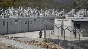 Los accesos al campo están protegidos con alambres de púas, cámaras de vigilancia, escáneres con rayos X, además de puertas magnéticas en la entrada.