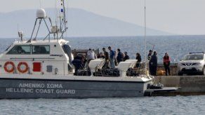 Mueren 16 migrantes en aguas griegas tras naufragar su barco