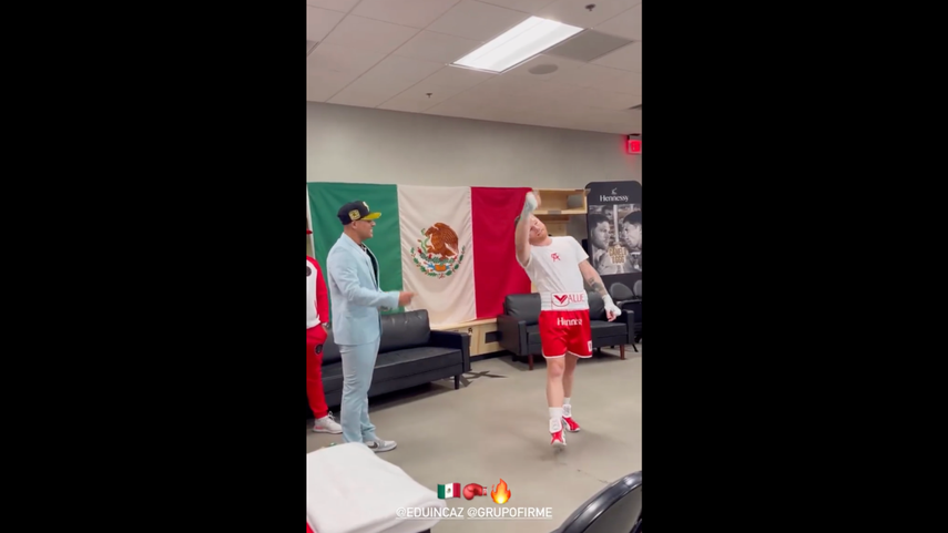 Eduin Caz le cantó a Canelo Álvarez