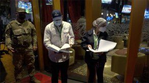 En los operativos de inspección y verificación acude un equipo de tres funcionarios del Minsa, acompañados con escoltas de la Policía Nacional.