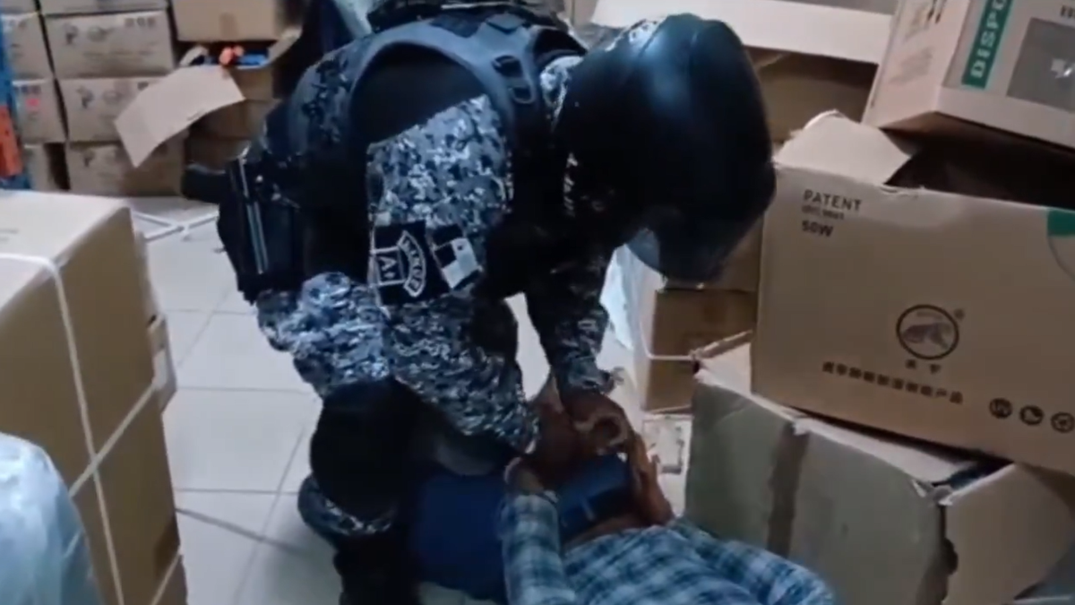 Capturan en flagrancia a un hombre tras ingresar a una distribuidora durante la madrugada.
