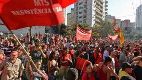 Con vuvuzelas y tambores