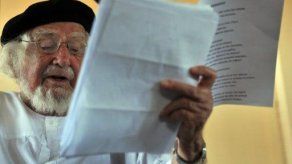 Ernesto Cardenal lee poesía con jóvenes de un barrio pobre en Bolivia