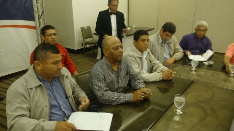 En medio de advertencia de huelga, inicia reunión interministerial con gremios magisteriales