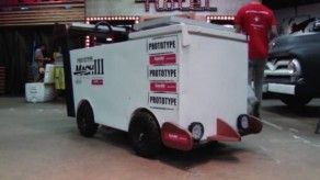 Dos niñas se miden al reto de transformar el refrigerador en un coche