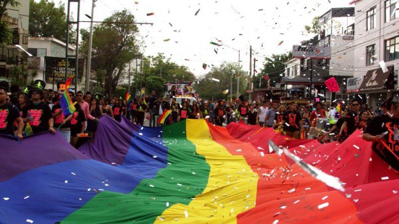 Colorida multitud participa en marcha del orgullo gay en México
