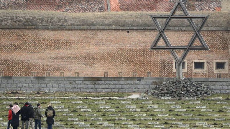Sobrevivientes de Auschwitz participan en Día del Holocausto