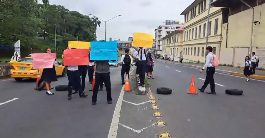 Reportan cierre en avenida de los Mártires