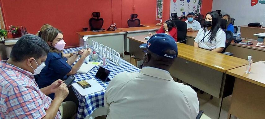 Ministra de Educación sostiene reunión en el Colegio Félix Olivares