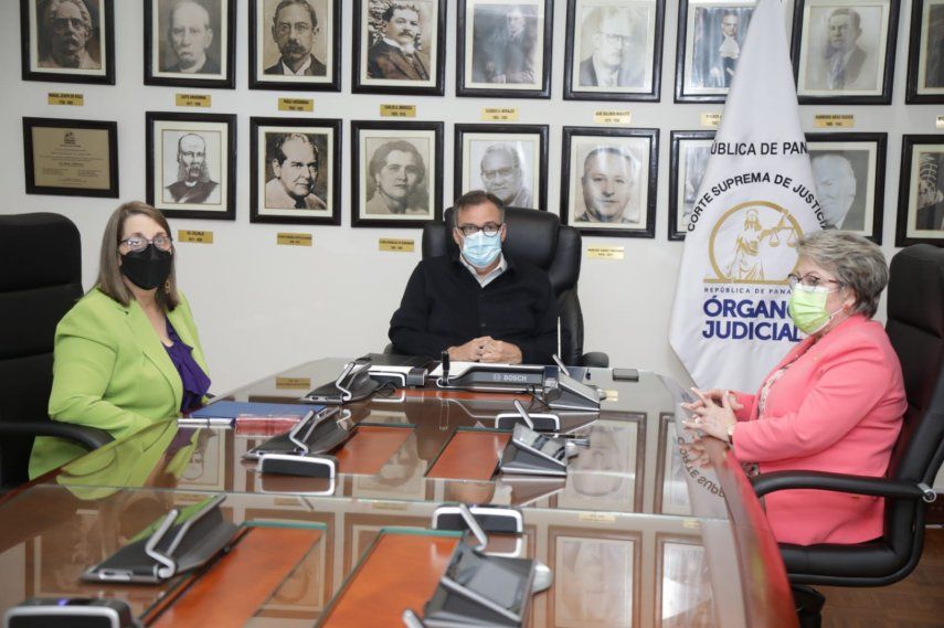 Acto de la Firma de Convenio Interinstitucional de Cooperación y Asistencia Técnica para mejorar la defensa de mujeres víctimas de violencia doméstica.