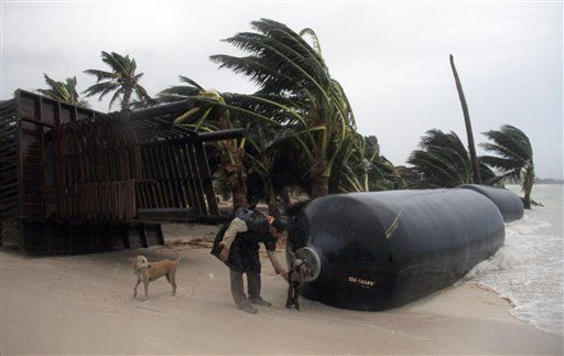 México: Ernesto baja de intensidad pero deja dos muertos