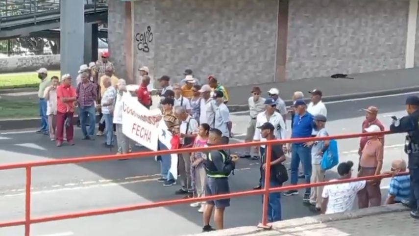 Jubilados mantienen un cierre por protesta en la Avenida de Los Mártires