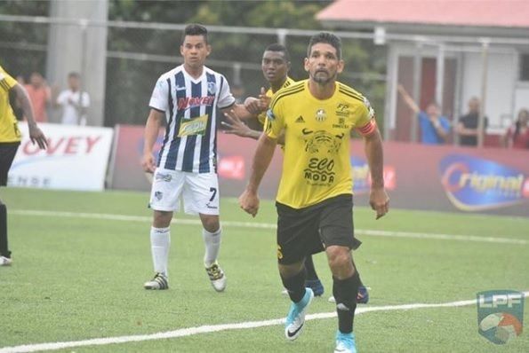 El CAI vence al Veragüense con gol olímpico de Manuel Torres