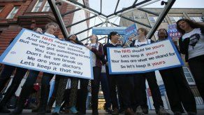 Miles de médicos británicos hacen huelga en disputa salarial