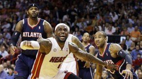 Heat hila 19na victoria al vencer a Hawks