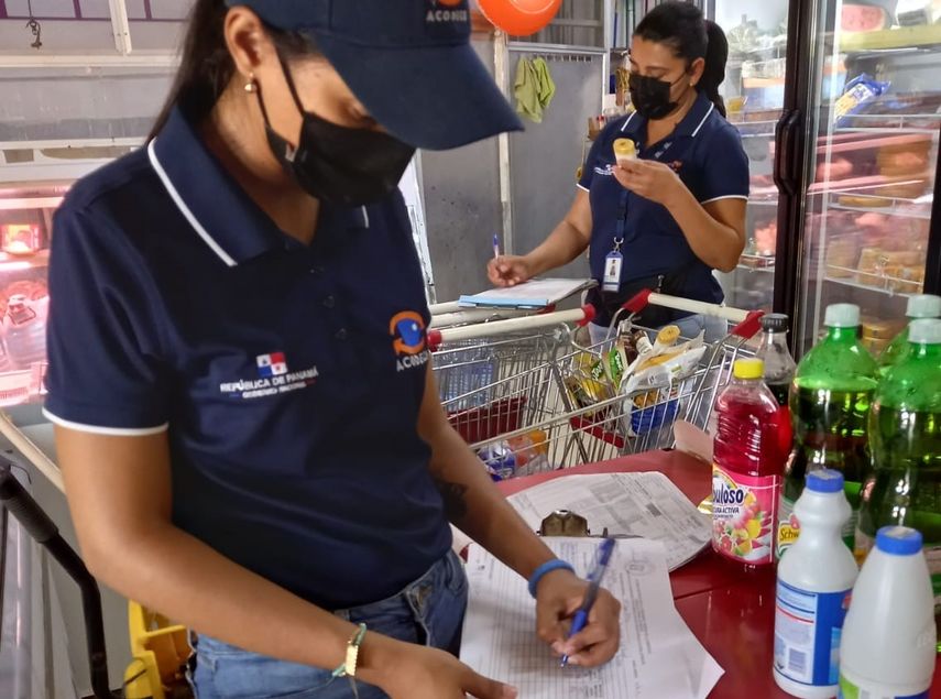 Personal de la Acodeco realiza verificación en un comercio.