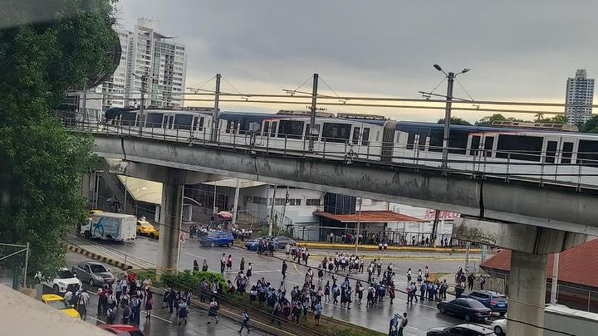 Estudiantes del Instituto Comercial se van a las calles y afecta tráfico vehicular