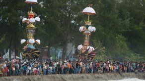 Al menos 9 muertos al derrumbarse puente cerca de isla de Bali