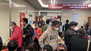 China condena pruebas covid para sus viajeros