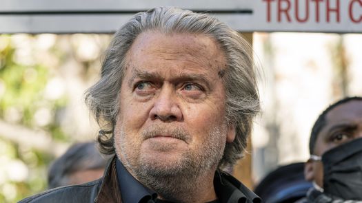Steve Bannon, un exasesor del expresidente Donald Trump que está acusado de desacato.