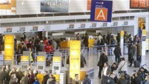 Controladores de 40 aeropuertos de Bolivia en huelga el martes
