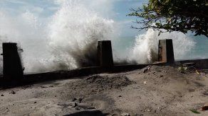 Fuerte oleaje causa afectaciones en playa Farallón