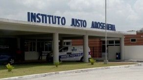 Padres de familia acuden a la Acodeco por incremento en matrículas del IJA