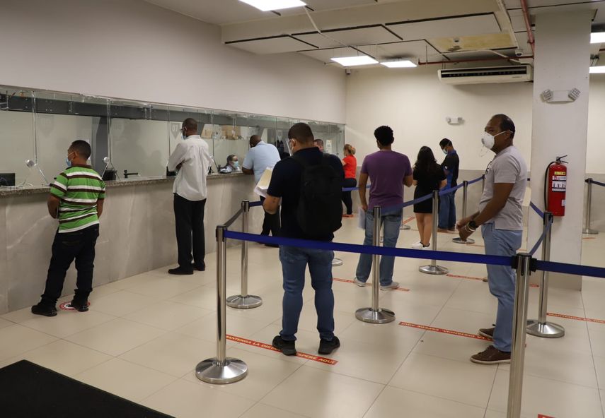 La entrega de las calcomanías vehiculares se realiza en el Parque Francisco Arias Paredes.