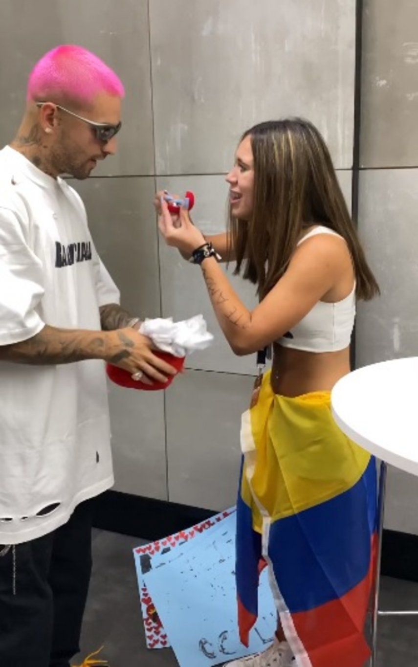 Fans le pide matrimonio a Maluma