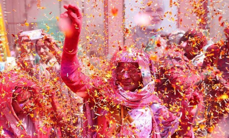 Las viudas de la India desafían la tradición con una lluvia de color y flores