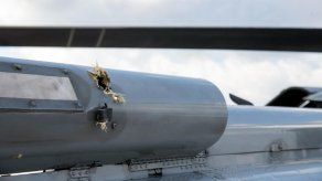 Fotografía cedida por la presidencia de Colombia que muestra los impactos de bala en el helicóptero en el que viajaba el presidente Iván Duque.
