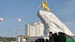 Develan enorme estatua dorada del presidente de Turkmenistán