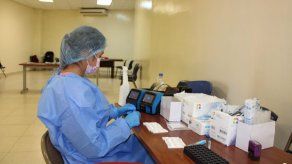 Personal del Minsa analiza las pruebas de hisopados para detectar a las personas con sintomatología por COVID-19.