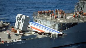 La fiscalía se abstuvo el miércoles de pedir una condena contra el fabricante y la aerolínea, una posición que indignó a los familiares de las víctimas.