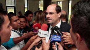 Arias acompaña a un experredista  Juan Poveda a inscribirse en CD