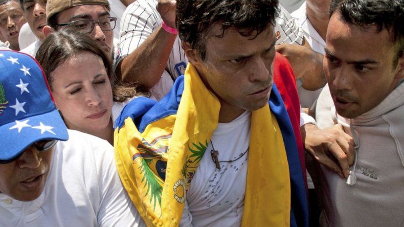 Esposa de Leopoldo López busca confirmar hospitalización