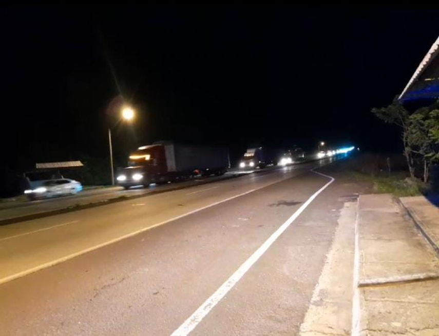 Caravana de camiones llega a la ciudad capital para abastecer supermercados Caravana de camiones llega a la ciudad capital para abastecer supermercados