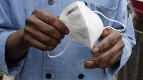 Gobiernos y empresas de EE. UU. vuelven a exigir mascarillas